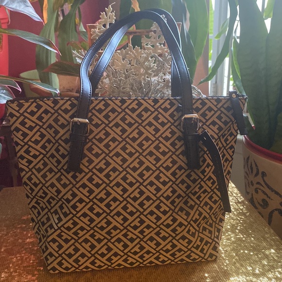 Tommy Hilfiger bag 13X 9 1/2” in size - Picture 6 of 12